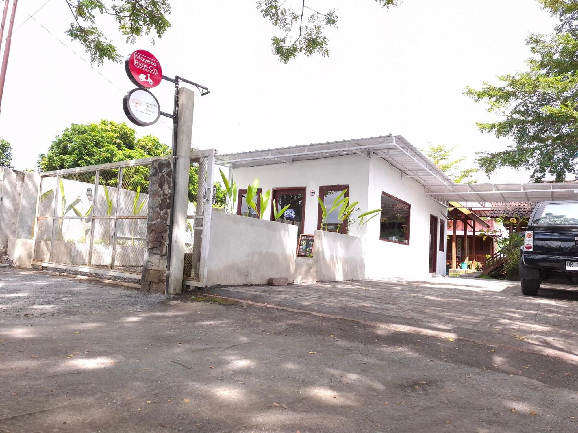 Mayeka Transit Hostel Bandara Internasional Lombok Praya Extérieur photo