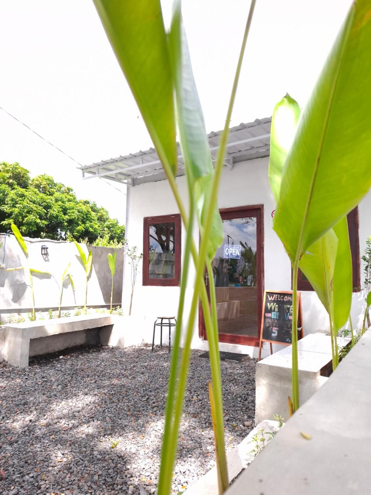 Mayeka Transit Hostel Bandara Internasional Lombok Praya Extérieur photo